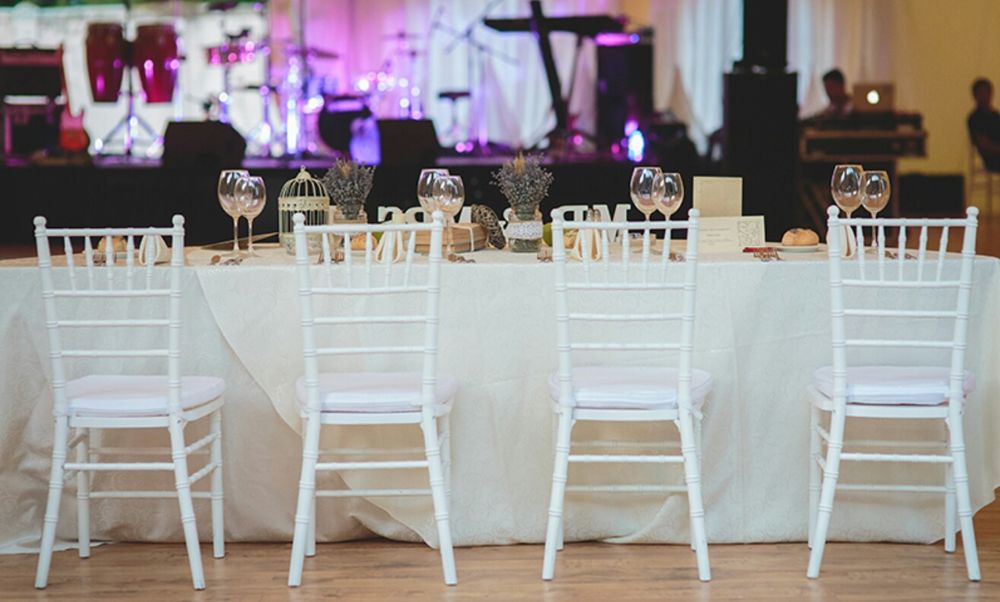 De închiriat scaune mese cort veselă completă evenimente private