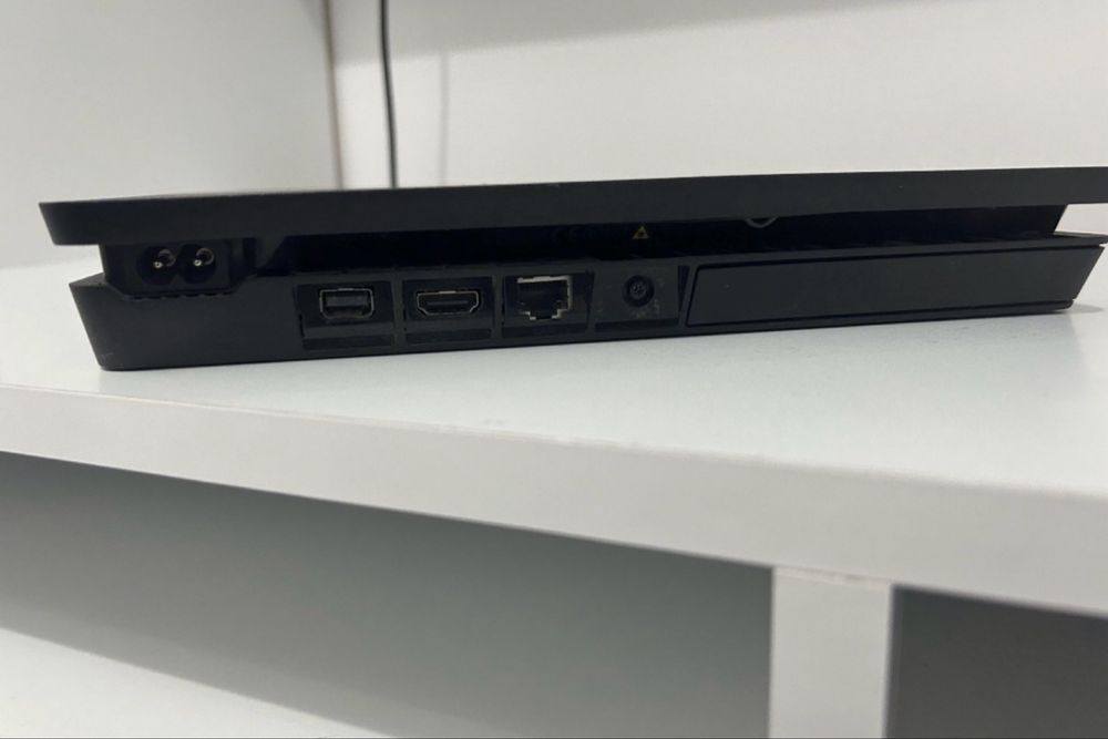 Playstation 4 slim