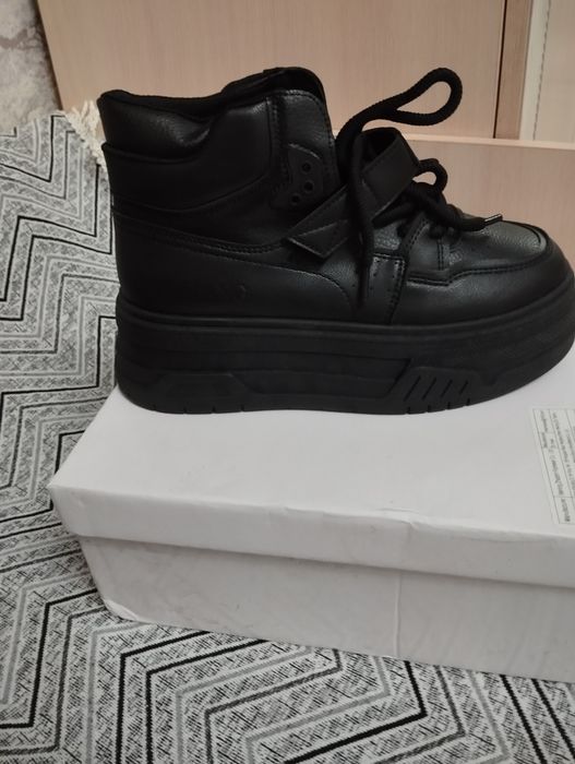 Кроссовки на очень  высокой платформе