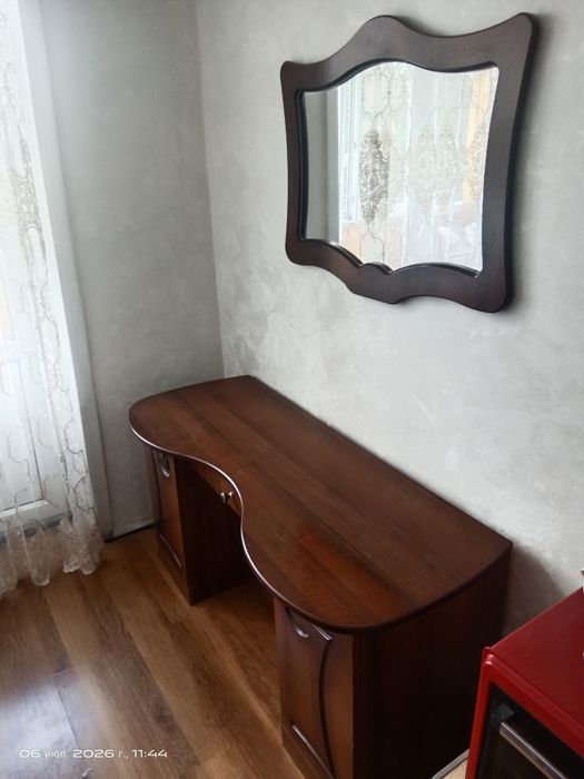 Продам зеркало с тумбой
