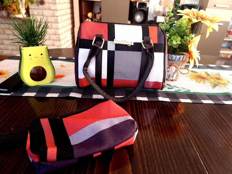 Средна чанта с подарък