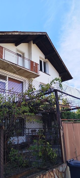 Масивна двуетажна къща в Перник Байкушева махала