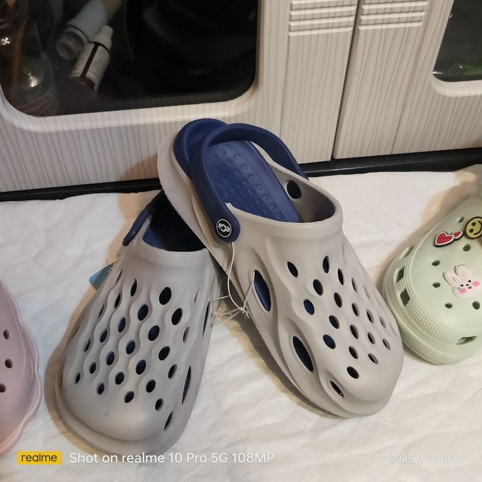 Продам кроксы новые