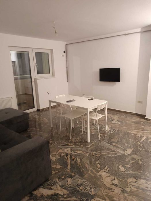 Inchiriez apartament 3 camere bloc nou, proprietar