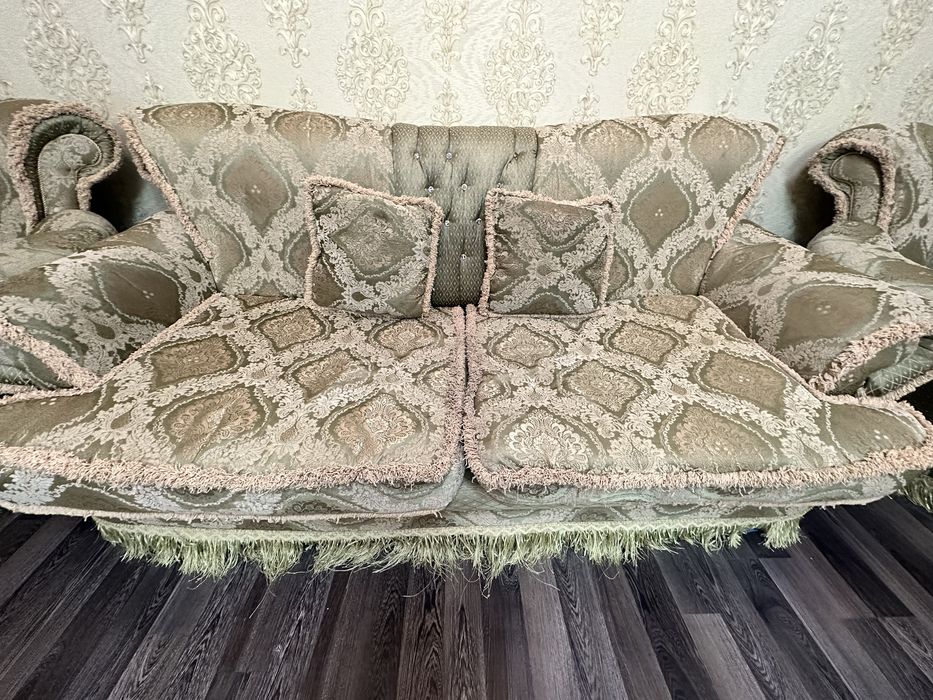 Диван екі креслосымен