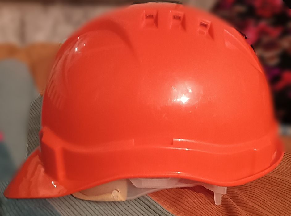 Защитная каска. Пластик.