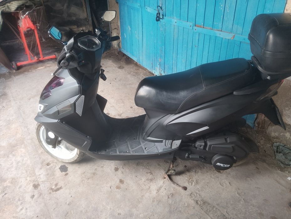 Продам скутер Racer 150