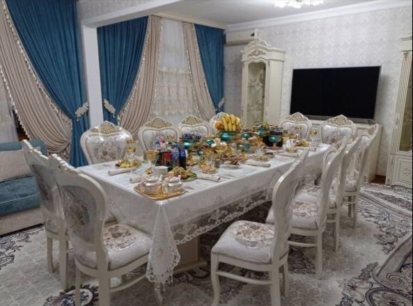 Стол и стулья , как новые