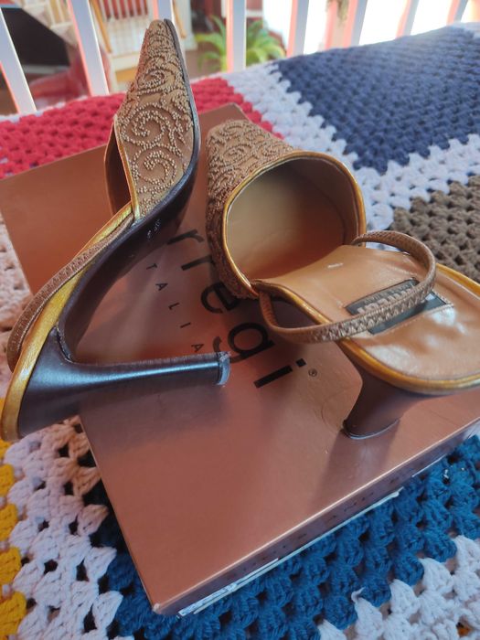 Продавам дамски обувки,в комплект с дамска чанта