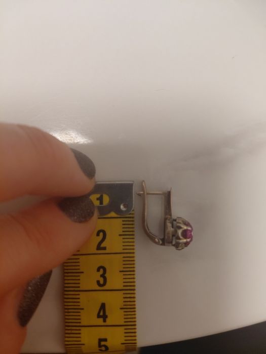 Позлатени сребърни обеци със синтетичен корунд.

Про