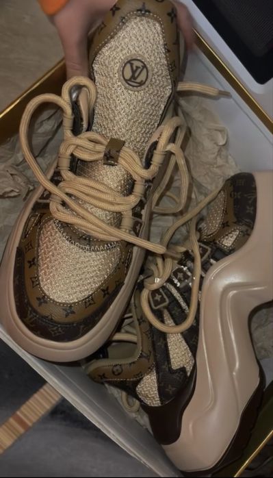 Vand adidasi dama . Cititi descrierea !