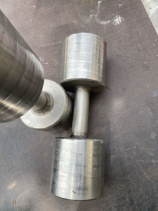 Гантели не разборные 2 штуки.