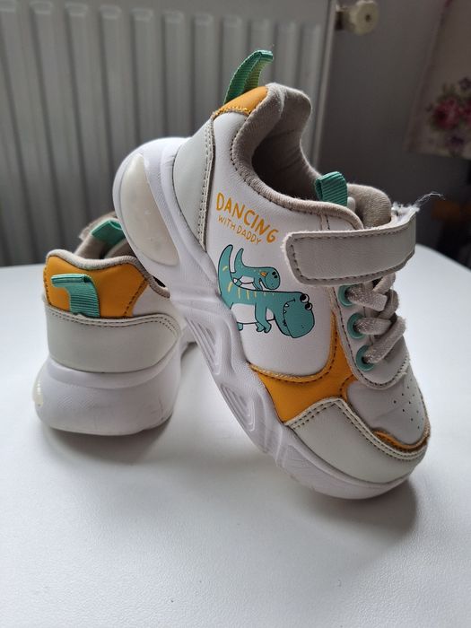 Sneakers WAIKIKI cu luminițe. Nr 25, ~16cm interior.