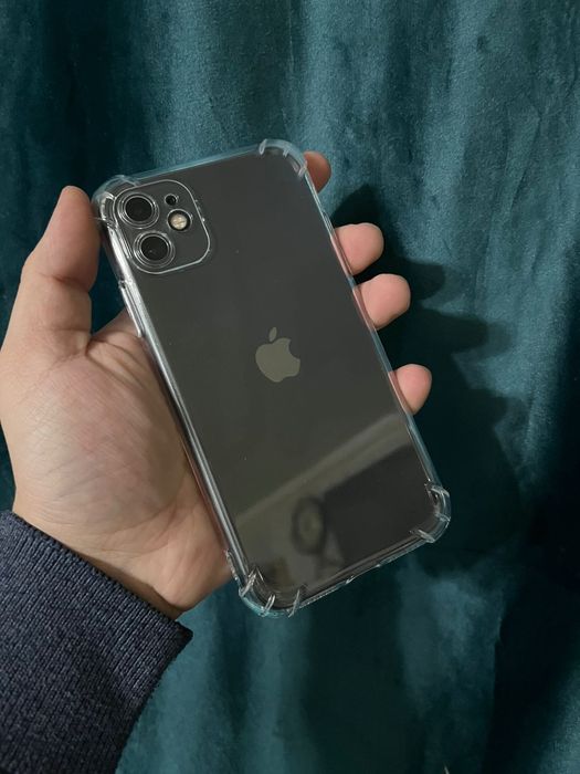 В продаже Айфон 11.