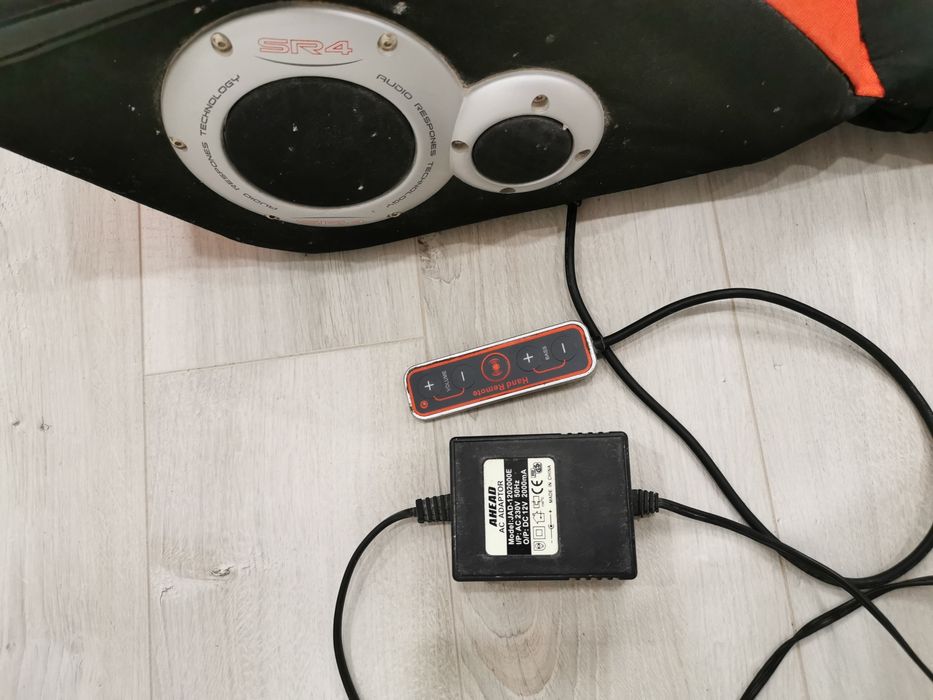 Коллонка со встроенным саббуфером.