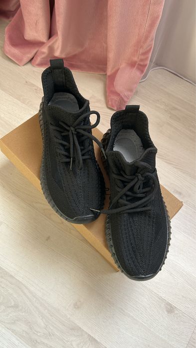 Продаю новые кроссовки иззи