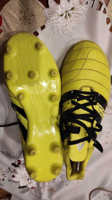 Vând ghete de fotbal