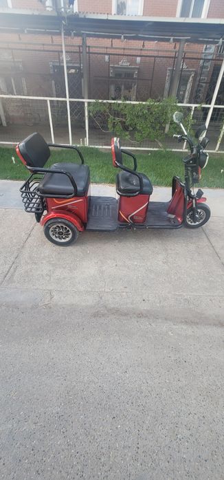 3 oyoqli sketer sotiladi