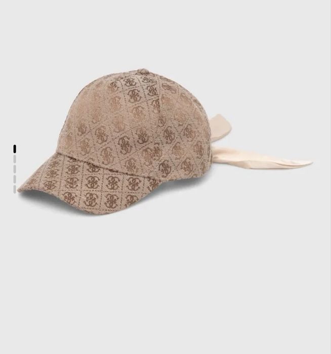 Шапка  с панделка Guess