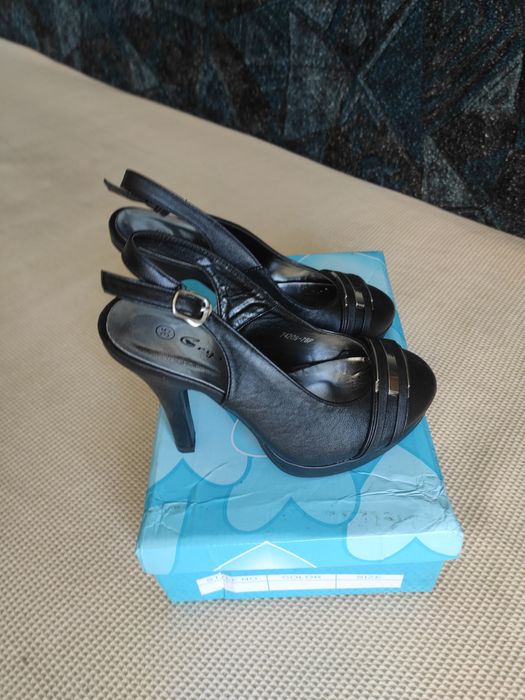 Pantofi din piele  cu toc și talpă înaltă, nr.35.
Sunt noi nouți în am