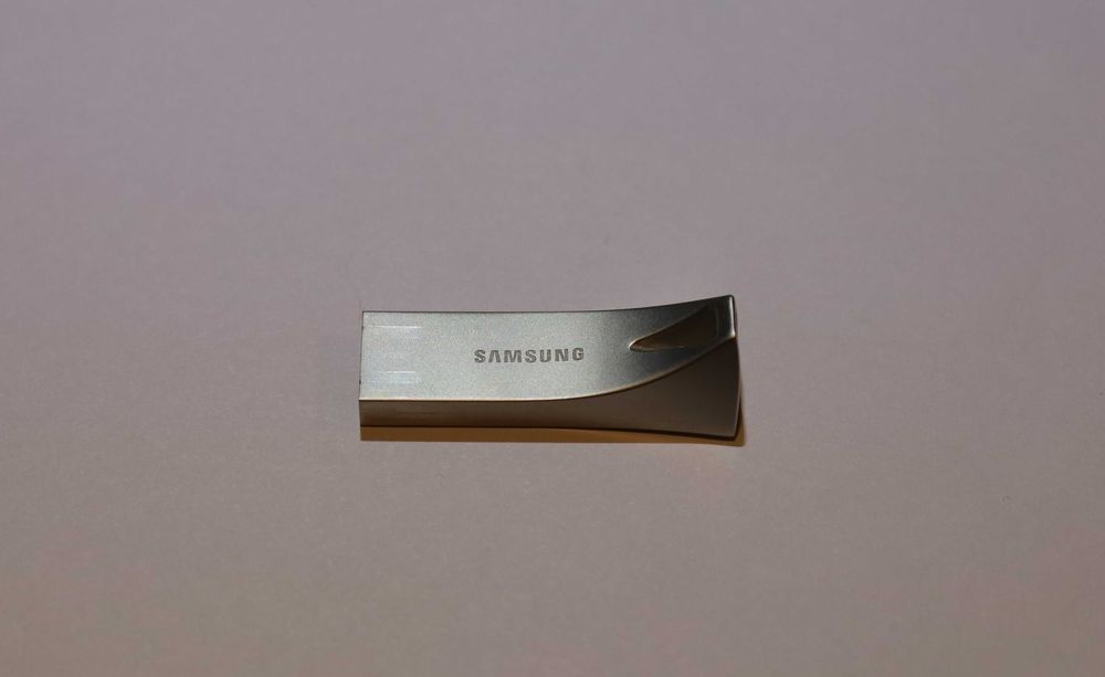 Флешка Samsung BAR Plus (USB 3.1) 32 ГБ— Стильный металлический корпус