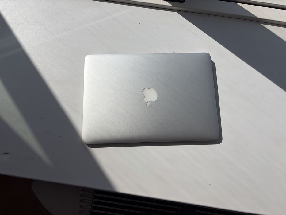 Продам MacBook Air 13" (2017) — 8GB RAM / Intel i5
