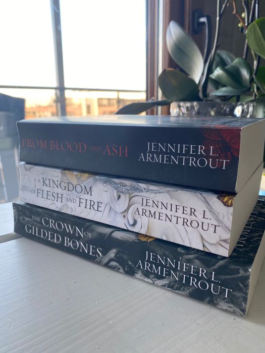 From blood and ash series- фентъзи романтика книги на английски език