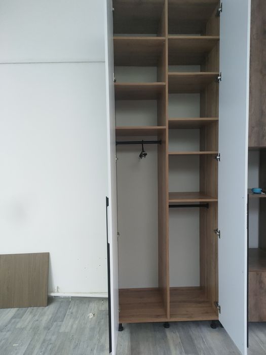 Шкаф новый стоит в офисе