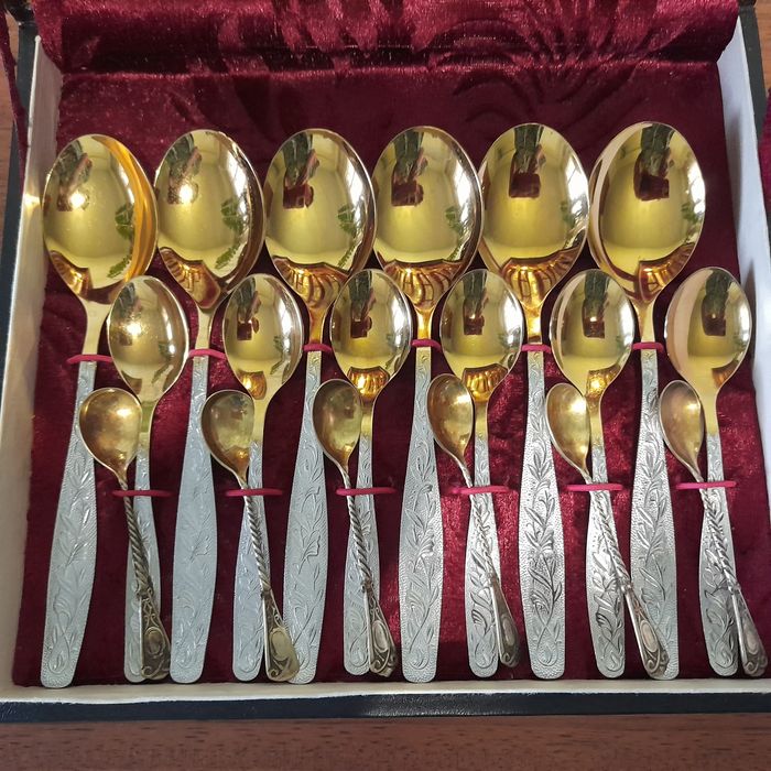 Набор посуды на 6 персон продаю.