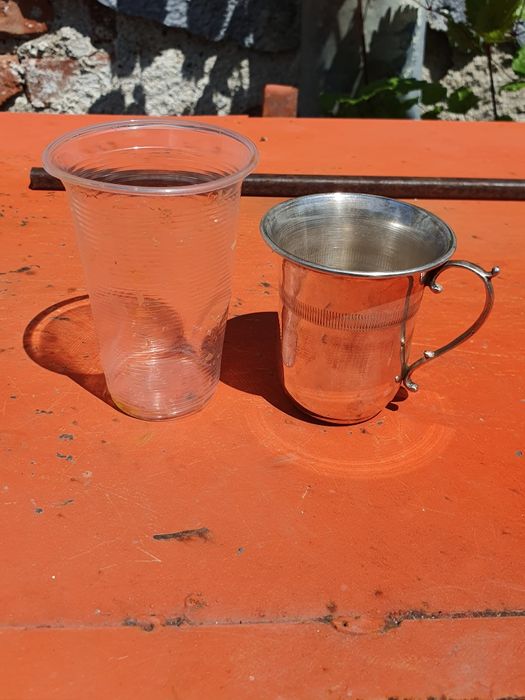 Статуетка дървени чашки нож битов