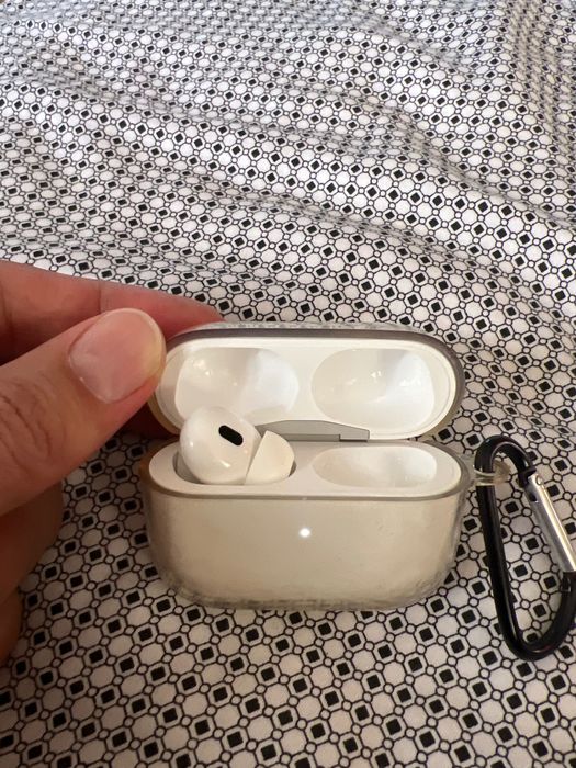 Продается airpods pro lighiting, кейс и левый наушник