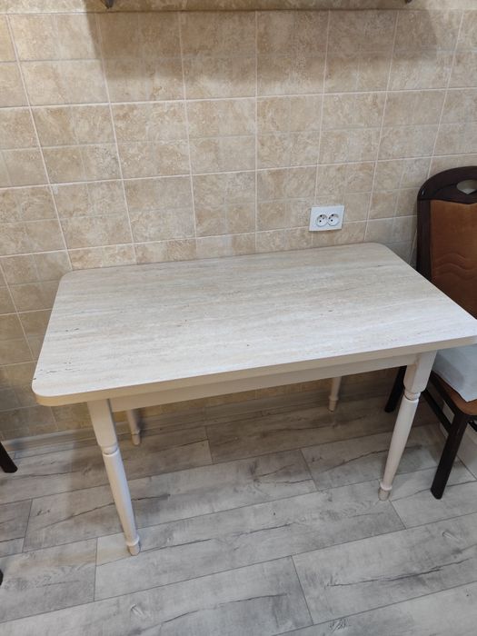 Продам кухонный стол 110/60/75.
