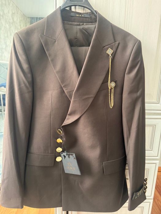 Продается новый костюм