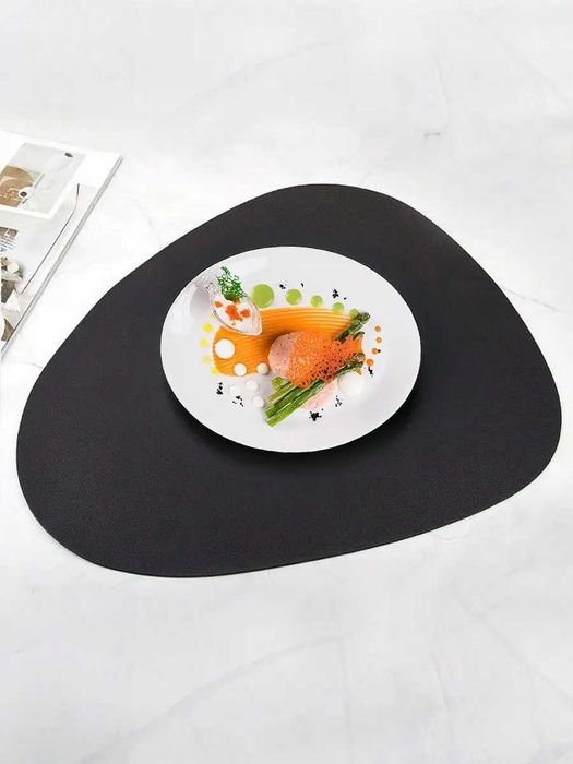 Мини-скатерти на обеденный стол черного цвета, очень стильно смотрится