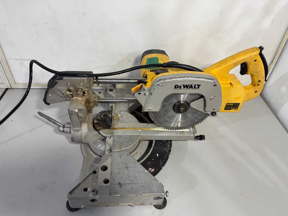 Циркуляр пендула - Dewalt 1600 W / 216mm / 115 V