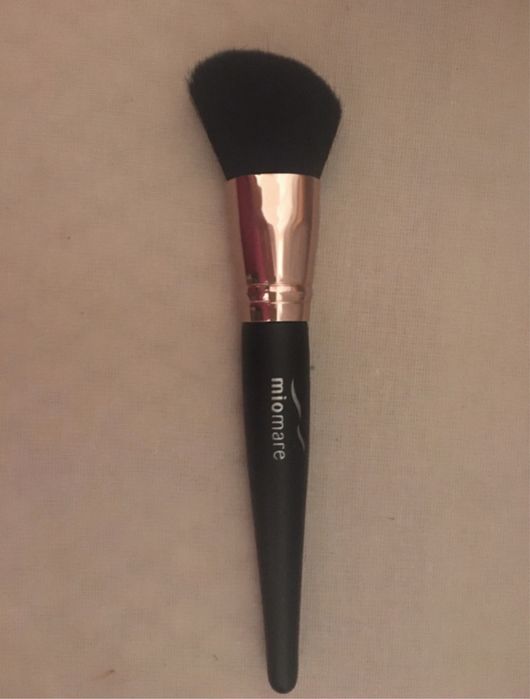 Pensula de machiaj, pila de unghii