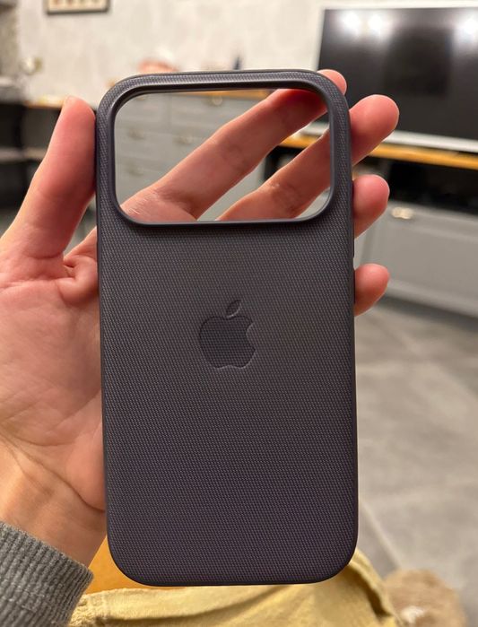 Продавам оригинален Apple TechWoven Case за iPhone 17 Pro