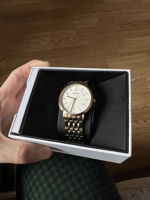 Часы от компании “DKNY”