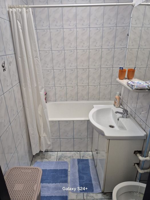 închiriez apartament la parter
