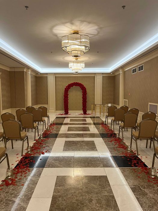 Украса за сватба арка с червени рози, стойка, статив, свещници, плата