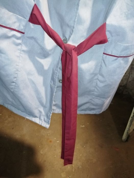 Медицинский халат и халат уборщицы