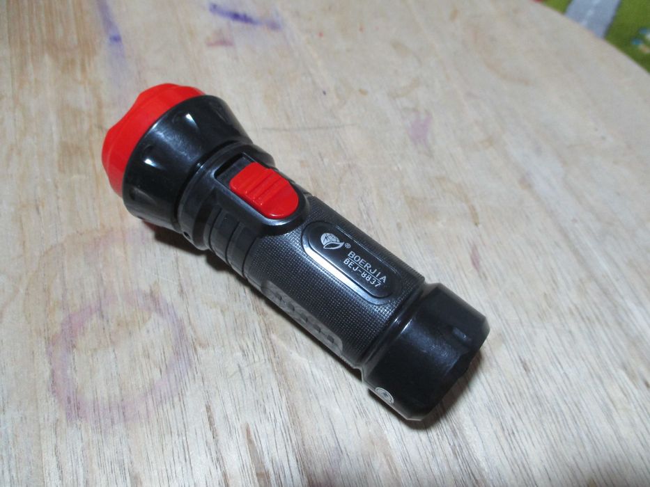 Lanterna UV + 15 ml vopsea fosforescenta