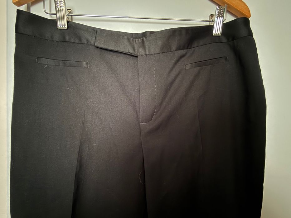 Продавам дамски костюм от три части