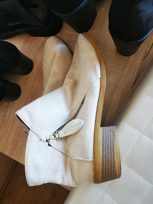 Ново боти обувки елегантни и красиви