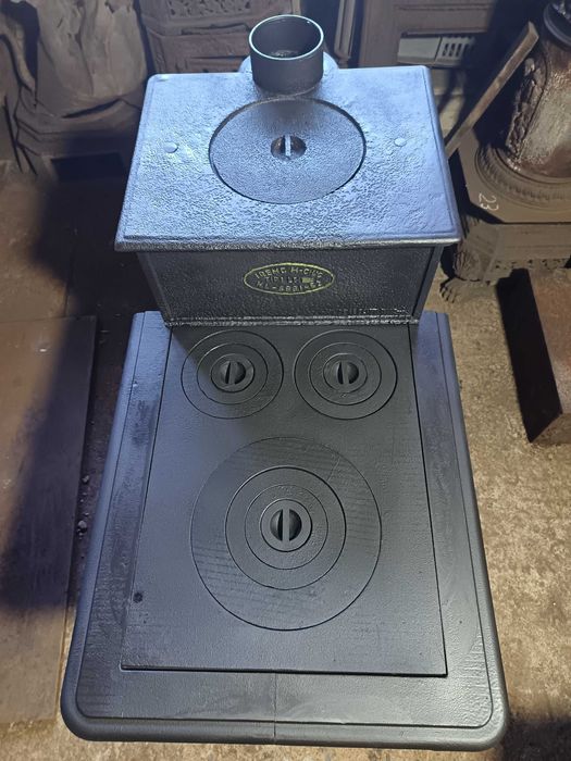 Sobă veche din fontă