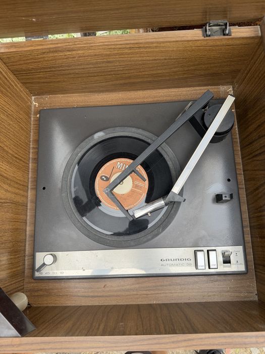 Ретро стерео радиограмофон Grundig Automatic 36 с радио и вградени колони