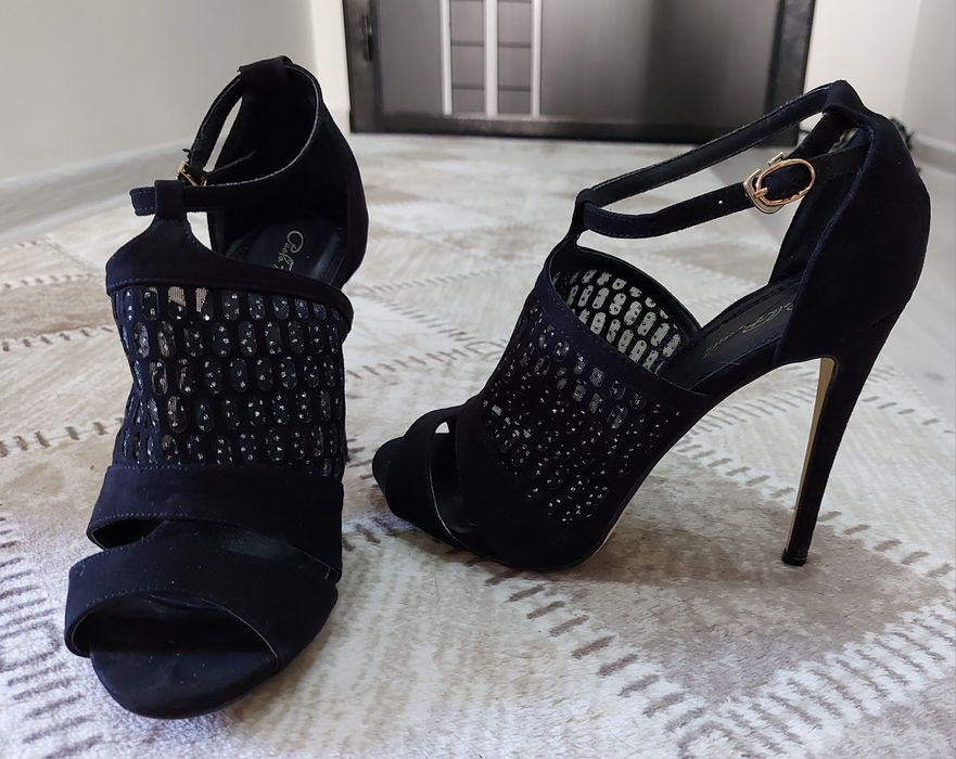 Сандали на висок ток