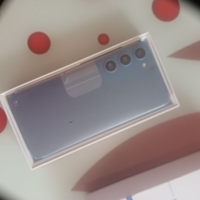 Telefon mobil nou, 128GB. Perfect pentru cei care doresc un dispozitiv