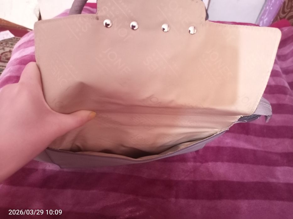 женская сумка бренда Jones New York Signature.