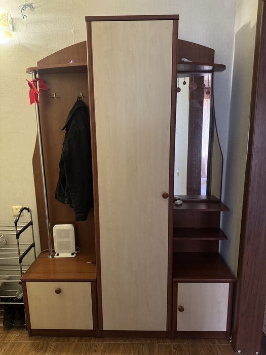 Компьютерный стол и шкаф в прихожую